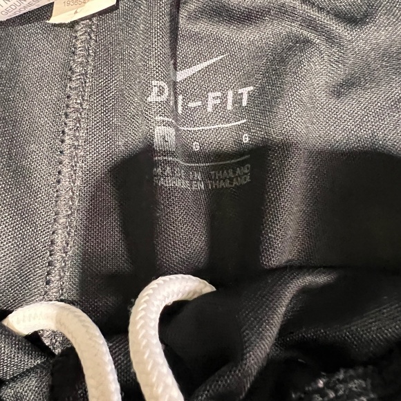 Nike Dri- Fit Size Large Black Sports / School Shorts - Picture 2 of 8